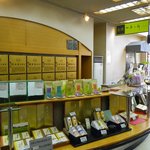 老舗あづみ - ズラッと並ぶ