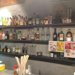 Raamenyaarisaka - 『らぁめん家 有坂』店舗内観。各種アルコール類の置かれている棚。まるで BAR の雰囲気そのものである。