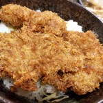 森田屋食堂 - 美味しいソースかつ丼、群馬の謂わゆる「ソースかつ丼」は醤油やみりんとソースを混ぜて作った各店独自のタレかつ丼を呼ぶ事が多いのですが、ここのはソースの味がしっかりしてキャベツを下に敷くタイプです。