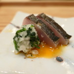 鮨　仙八 - サワラにいくらソース