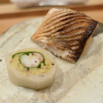 鮨　仙八 - カマスのカツオ酒盗焼きに車エビを梨で巻いたものを添えて