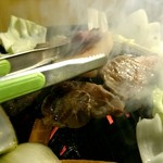 成吉思汗 大黒屋 - 最初は店員さん焼いてくれます