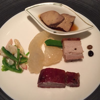 中国飯店 琥珀宮 - 精美華拼盆
                (広東式の焼き物と前菜の盛合せ)