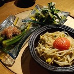 かしわ屋将軍 - ⏺️オクラの浅漬けはあっさり上品な味付け⏺️水キムチはシャキシャキで食べた後喉にピリッと辛さを感じますね⏺️もやしナムルは黄身が濃いオレンジ色♪濃厚でもやしにゆっくり広がります(^∇^)