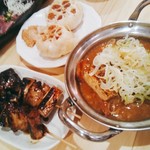 やきとん ふじ嶋 - きくあぶら、にんにく、煮込み豆腐