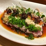 Tsukiji Sushi Iwa - 刻みニンニク おろし生姜 もみじおろし ネギ 茗荷 カイワレ大根などともに頬張るタタキが美味でした