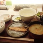 みどりのキッチン - モーニングメニュー「焼鮭定食」(480円)+「生たまご」(100円)
