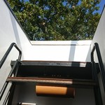 日和山五合目 - 梯子風な階段を登って屋上へ