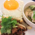 タイ食堂 テンヌン - 日曜日の遅いランチ  がパオ&グリーンカレーライスのセット¥800
            タイ料理の黄金コンビがが一皿に。サラダとスープも付いて、お得感ありました!!