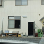 喜ぜん寿司 - 駐車場からの店入り口