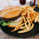 Lagoon Grill - 旦那さんのオーダーした
            AMERICAN KOBE BURGER $21-
            サイドのポテトとドリンクは別料金で日本円にして3,000円を超える贅沢なフルセット。さらにチップも払います。