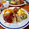 Big Island Breakfast at Water's Edge - 料理写真:1日めのモーニングはこんな感じで。フレンチトーストのベリーソースは強烈な甘さだし、グレイビーソースはまったりと濃厚。