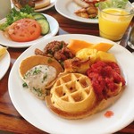 Big Island Breakfast at Water's Edge - 2日めのモーニング。この日はセルフのワッフルづくりに挑戦！意外と難しかった…。