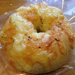 天然酵母・パン工房 みなみ風 - ダブルチーズベーグル　220円
