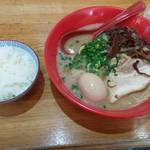 巽や - 半ライスと豚骨ラーメン。