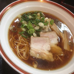 Gyoumenshiraishi - ラーメンのトッピングはチャーシュー、モヤシ、メンマ、ネギ。スープは鶏ガラベースの醤油系。懐かしい中華そばって感じです(*^▽^*)