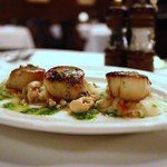 Hy's STEAKHOUSE - ピスタチオハーブクラスト付きホタテ貝