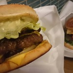 ベーカーバウンス - ベーコンチーズバーガー&アボカドチーズバーガーエッグトッピング