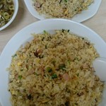 東京飯店 - チャーハン並と大盛り比較。並は食べかけ(^^;