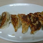 東京飯店 - 餃子7個で一人前。590円と安くないです。