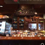 エリエ - 店内、焼き菓子とケーキ