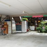 Maunten - 建物の車庫の奥に店があります