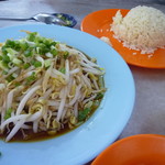 Restaurant Lou Wong Tauge Ayam Kuetiau - イポーの綺麗な地下水で育つ名物もやしは、太くシャキシャキでジューシー