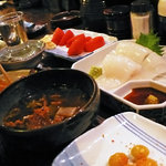 小倉山 - 冷しトマト、イカ刺し、煮込み、お薦めの日本酒