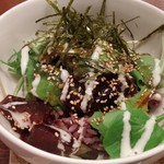 ビーダブリュー カフェ - ピリ辛鮮魚の漬けとアボカドのどんぶり～山葵マヨソースがけ～