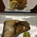 旅荘 みなと - シイラの塩焼きと鳥の唐揚げ