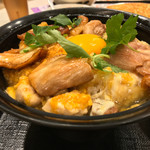 比内地鶏生産責任者の店 本家あべや - 極上の親子丼！
            炭火で焼かれたもも肉がのせられているンだけど、これがまたイイ！