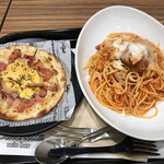 ミオ バール バルケッタ - ポルペッティのスパゲティとカルボナーラのピッツァ