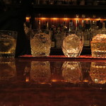 バースカーレット - カウンターで作られていく6杯のロック。右から3つ目のグラス、バカラのネプチューンが好き