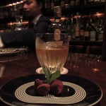 バースカーレット - スッと出してくれた、合わせての生チョコ。マスターをぼかして背景に素敵に入れちゃいました(^^