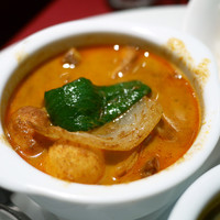 紅花別館 - スリランカ産30種類のスパイスの激辛チキンカレー