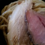 磨きの町のラーメン屋 味我駆 - チャーシューは大きめ！
      2種ありレアチャーシューもこだわりを感じます(^-^)
      