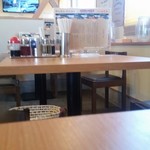 磨きの町のラーメン屋 味我駆 - テーブル席
      壁の後ろは小上がり座敷席