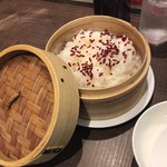 四川菜麺 紅麹屋 - 麻婆豆腐にはライスとスープがついてきます。ライスの上にもスパイスが。