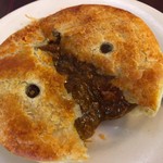 Meldrum's Pies In Paradise - カレーのミートパイ、いただきま〜す