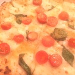 PIZZA BORSA - ビアンコ　フィレはモッツァレッラとpecorino Romanoのダブルチーズです