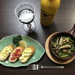 Aelia Duty Free - アヒージョなどのアテを作って、赤ワイン「SOUVENIR 2012 SHIRAZ」いただきま〜す