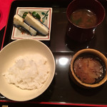 にくの匠 三芳 - ご飯
      漬物
      赤出汁
      牛の昆布巻き
      