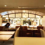 74461931 - 店内の奥にある、落ち着いたテーブル席