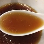 麺尊 RAGE - 「生醤油」の「キレ」と「くっきりとした輪郭」が口の中に広がります。 次に追いかけてくるのは「軍鶏」ならではの「奥深い旨味」が感じられる秀逸なスープです。