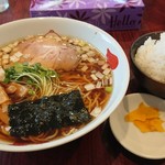 正月屋 - 支那そばと、白飯。