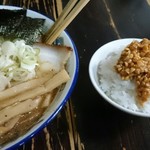 長尾中華そば - にぼめしセットはコクにぼの具増しと納豆ごはん。