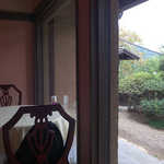 Kurobei - 広い窓から、落ち着いた庭園の様子を眺められる