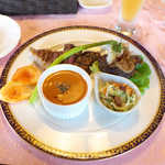 Kurobei - 2種牛肉の網焼き、黒毛和牛ハンバーグ、シーフードトマトスープに足利産アスパラを添えて
