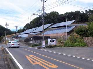 黒塀 - 隣接地にたくさんの太陽光パネルが並んでいるので、目印になる