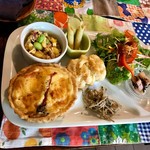 こまものや - サーモンとキノコのキッシュ スープもついてます